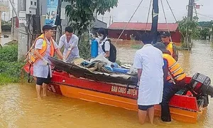 Bác sĩ vật lộn với nước lũ để ép tim bệnh nhân trên ca nô cứu hộ