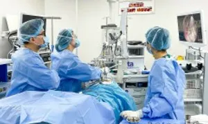 Bé gái ngủ ngáy do viêm amidan tái phát